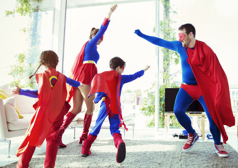 Superheldenfamilie spielt im Wohnzimmer - CAIF13969