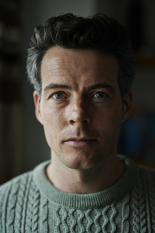 Porträt eines Mannes mit grünem Pullover, lizenzfreies Stockfoto