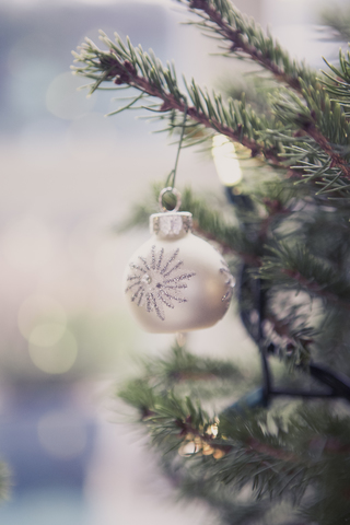Silbernes Ornament, das am Weihnachtsbaum hängt, lizenzfreies Stockfoto