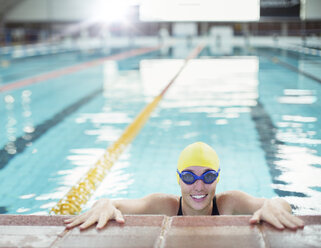 Porträt einer lächelnden Schwimmerin am Beckenrand - CAIF14123