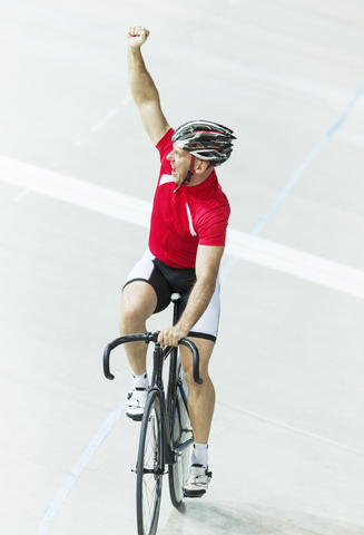 Bahnradfahrer beim Feiern im Velodrom, lizenzfreies Stockfoto