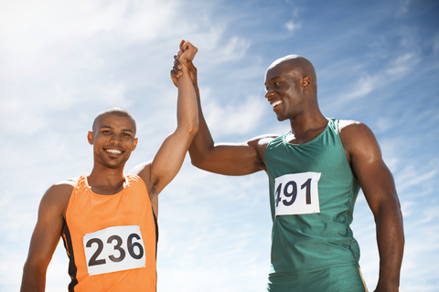 Athleten feiern gemeinsam auf der Strecke, lizenzfreies Stockfoto