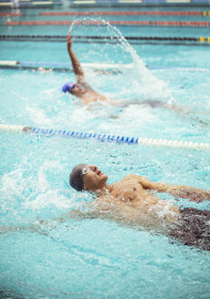 Schwimmer rennen im Pool - CAIF14131