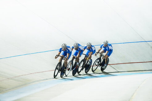 Bahnradfahrer fahren im Velodrom - CAIF14158