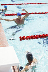 Schwimmer feiert im Pool - CAIF14160