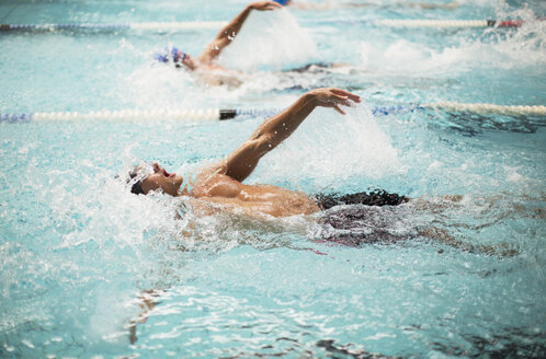Schwimmer rennen im Pool - CAIF14165