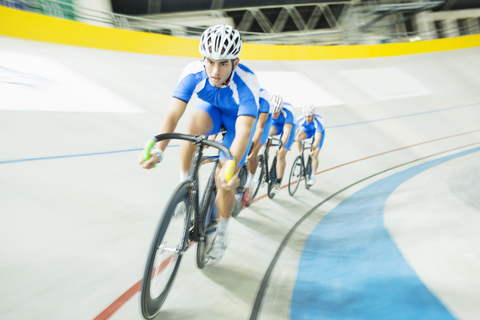 Bahnradsportler im Velodrom, lizenzfreies Stockfoto