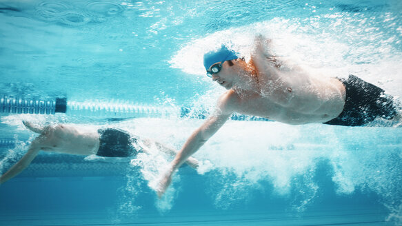Schwimmer rennen im Pool - CAIF14173