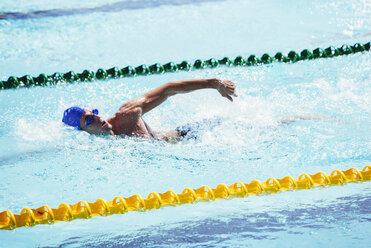 Schwimmer rennen im Pool - CAIF14182