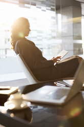 Geschäftsfrau benutzt digitales Tablet im Büro - CAIF14190