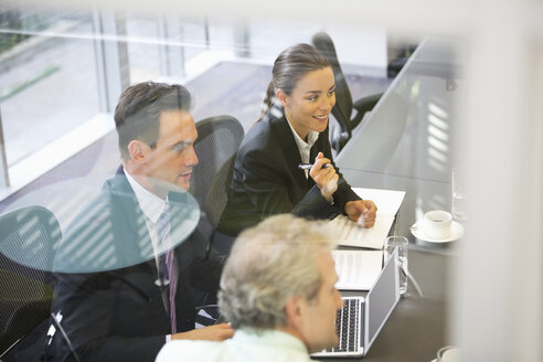 Geschäftsleute treffen sich im Konferenzraum - CAIF14213
