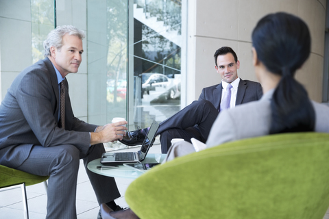 Geschäftsleute treffen sich in der Lobby, lizenzfreies Stockfoto