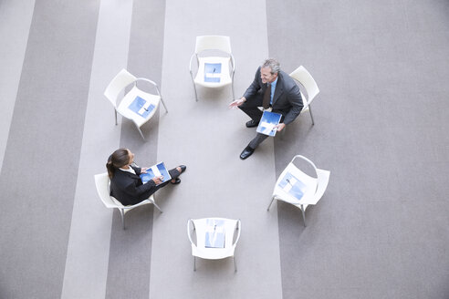 Hohe Winkel Ansicht der Geschäftsmann und Geschäftsfrau im Gespräch an Stühlen im Kreis - CAIF14230