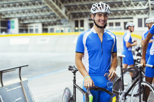 Porträt eines Bahnradfahrers im Velodrom - CAIF14258