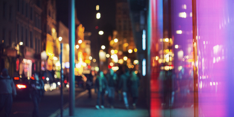 Straßenbeleuchtung einer städtischen Straße bei Nacht, lizenzfreies Stockfoto