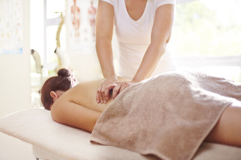 Frau erhält Massage von Masseurin - CAIF14298