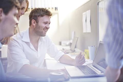 Architekten benutzen Laptop im Büro, lizenzfreies Stockfoto