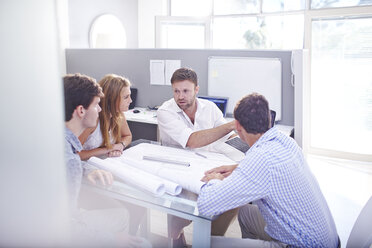 Architekten besprechen Entwürfe in einer Besprechung im Büro - CAIF14375