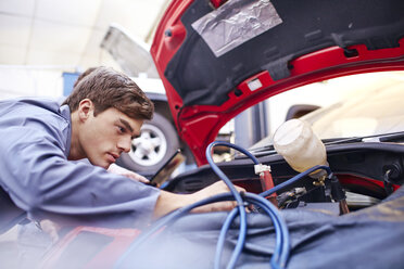 Mechaniker bei Arbeiten am Automotor - CAIF14428