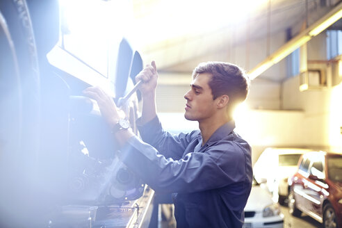 Mechaniker arbeitet an einem Auto in einer Autowerkstatt - CAIF14430