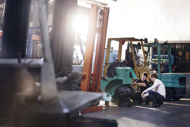Mechaniker reparieren Gabelstapler in einer Autowerkstatt - CAIF14448