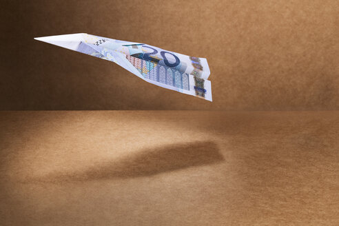 20-Euro-Schein gefaltet als Papierflieger - CAIF14478