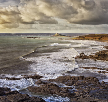 Blick auf eine Küstenlandschaft mit Wellen, die an einen felsigen Strand schlagen - CAIF14551