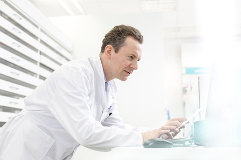 Apotheker bei der Überprüfung eines Rezepts in der Apotheke, lizenzfreies Stockfoto