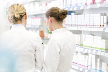 Apotheker arbeiten in der Pharmazie zusammen - CAIF14674