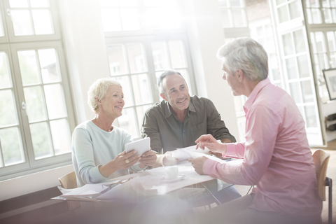 Geschäftsleute arbeiten gemeinsam am Tisch, lizenzfreies Stockfoto