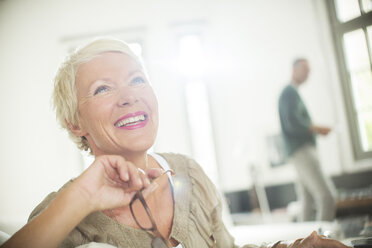 Ältere Frau lächelnd in einem Haus - CAIF14800