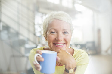 Ältere Frau trinkt eine Tasse Kaffee - CAIF14818