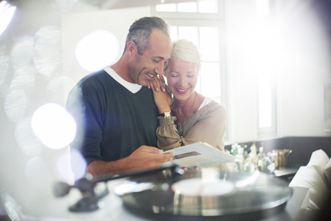 Älteres Paar beim Hören von Schallplatten, lizenzfreies Stockfoto