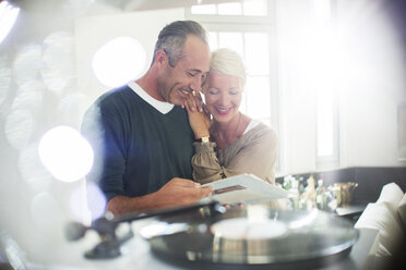 Älteres Paar beim Hören von Schallplatten - CAIF14845