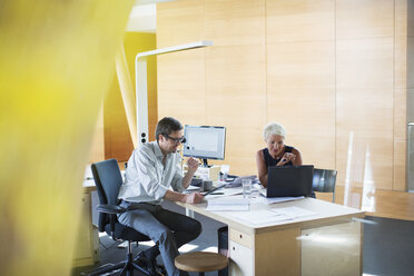 Geschäftsleute im Gespräch am Bürotisch - CAIF14886