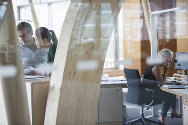 Geschäftsleute, die im Büro arbeiten - CAIF14889