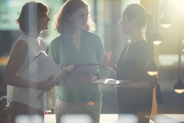 Geschäftsfrauen im Gespräch im Büro - CAIF14897