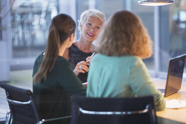 Geschäftsfrauen im Gespräch bei einer Bürobesprechung - CAIF14911