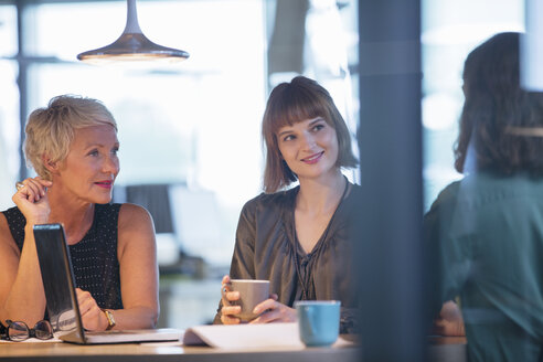 Geschäftsfrauen im Gespräch bei einer Bürobesprechung - CAIF14928