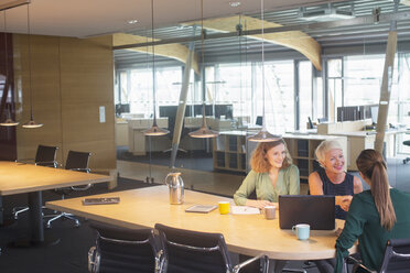 Geschäftsfrauen beim Händeschütteln in einer Bürobesprechung - CAIF14929