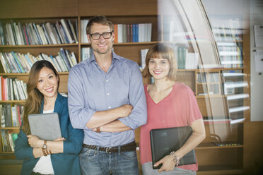 Geschäftsleute lächelnd im Büro - CAIF14946