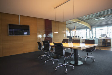Konferenztisch in einem leeren Bürobesprechungsraum - CAIF14972
