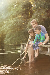Vater und Söhne beim Angeln im See - CAIF14980