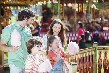 Familie mit rosa Zuckerwatte im Vergnügungspark - CAIF15027