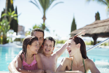 Familie mit zwei Kindern vergnügt sich im Schwimmbad - CAIF15061