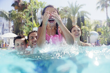 Familie mit zwei Kindern vergnügt sich im Schwimmbad - CAIF15065