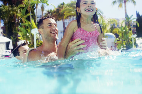Vater mit Tochter und Sohn spielen im Schwimmbad - CAIF15073