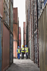 Arbeiter im Gespräch zwischen Frachtcontainern - CAIF15081