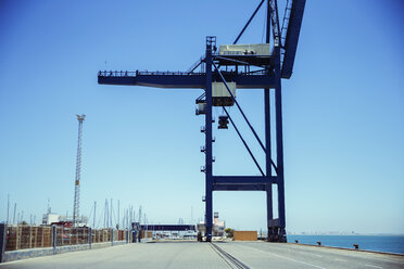 Frachtkran im Hafengebiet - CAIF15087