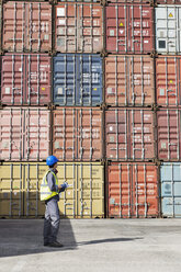 Arbeiter, der Frachtcontainer untersucht - CAIF15089